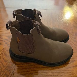 Barely worn girls brown suede low boots size 31